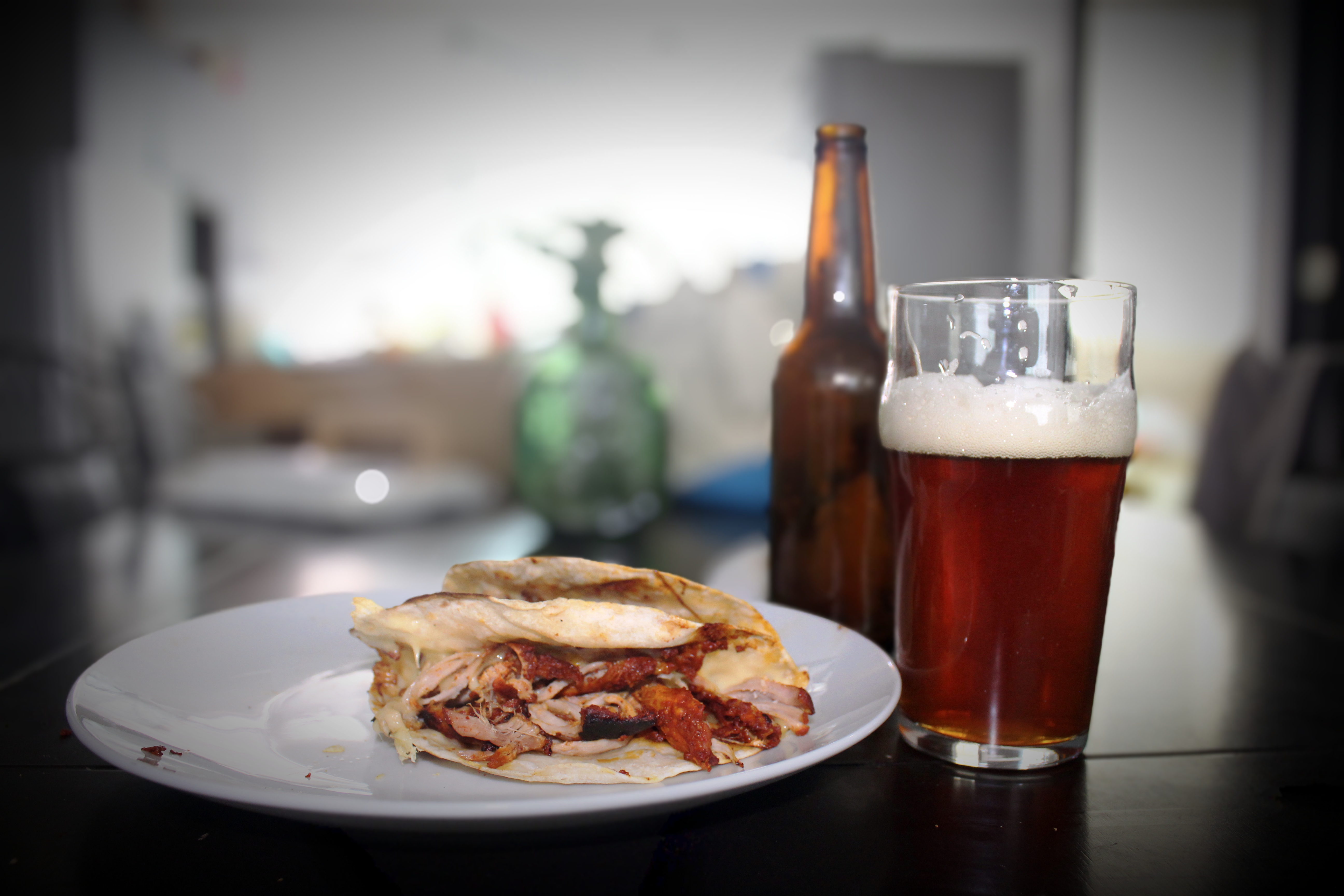 Platillo acompañado de Lola la Chela